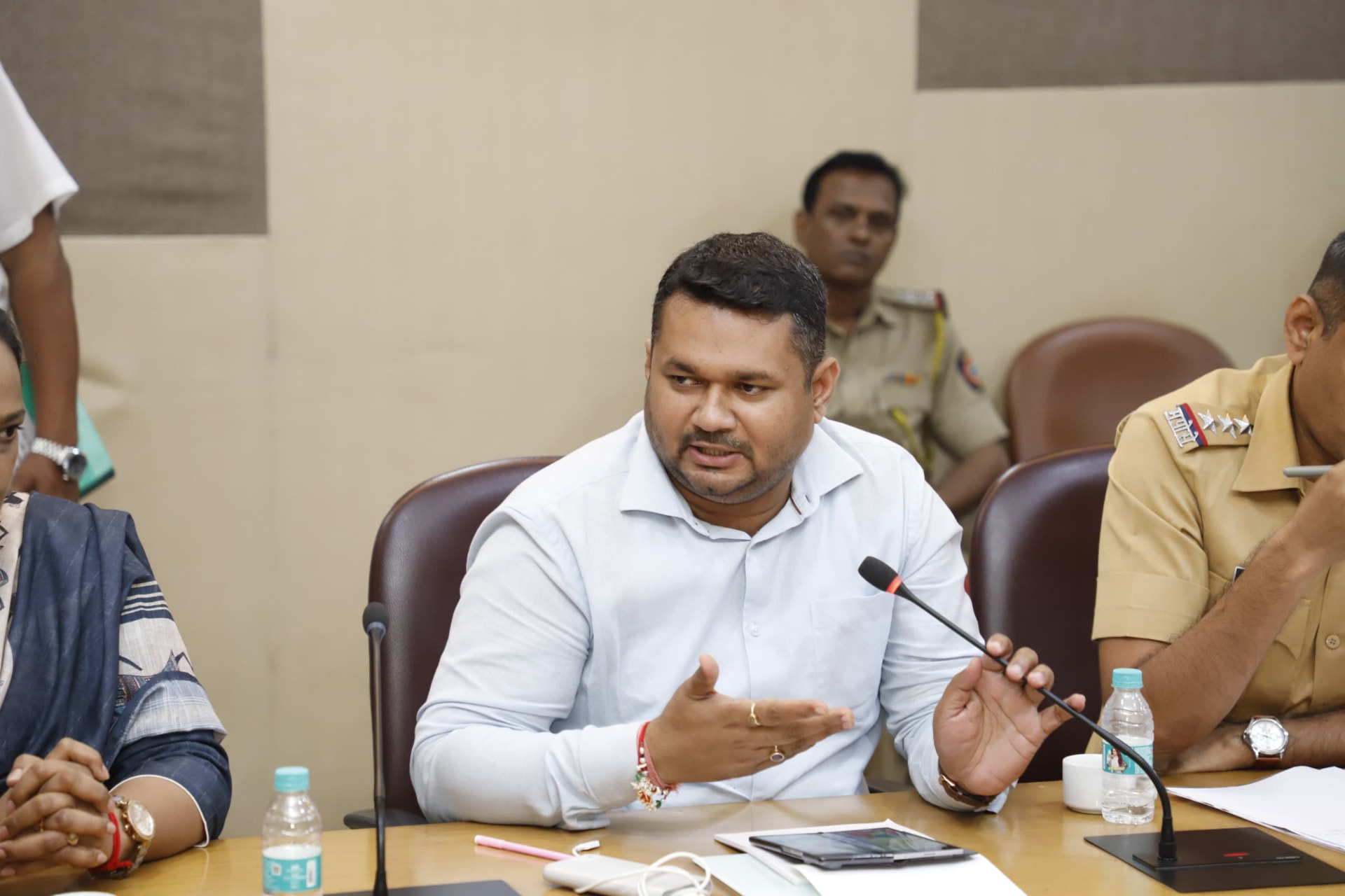 गिरीश म्हात्रे प्रशासकीय बैठकीत चर्चा करताना